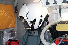 搭乗する際に医師がかぶるヘルメット