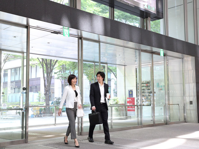 国内シェア約55％の圧倒的ブランド力！青いステッカーが目印の自動ドア会社