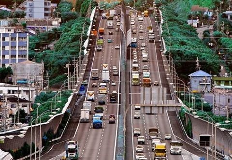 人々の生活に欠かせない高速道路に携わる社会貢献度の高い仕事です。