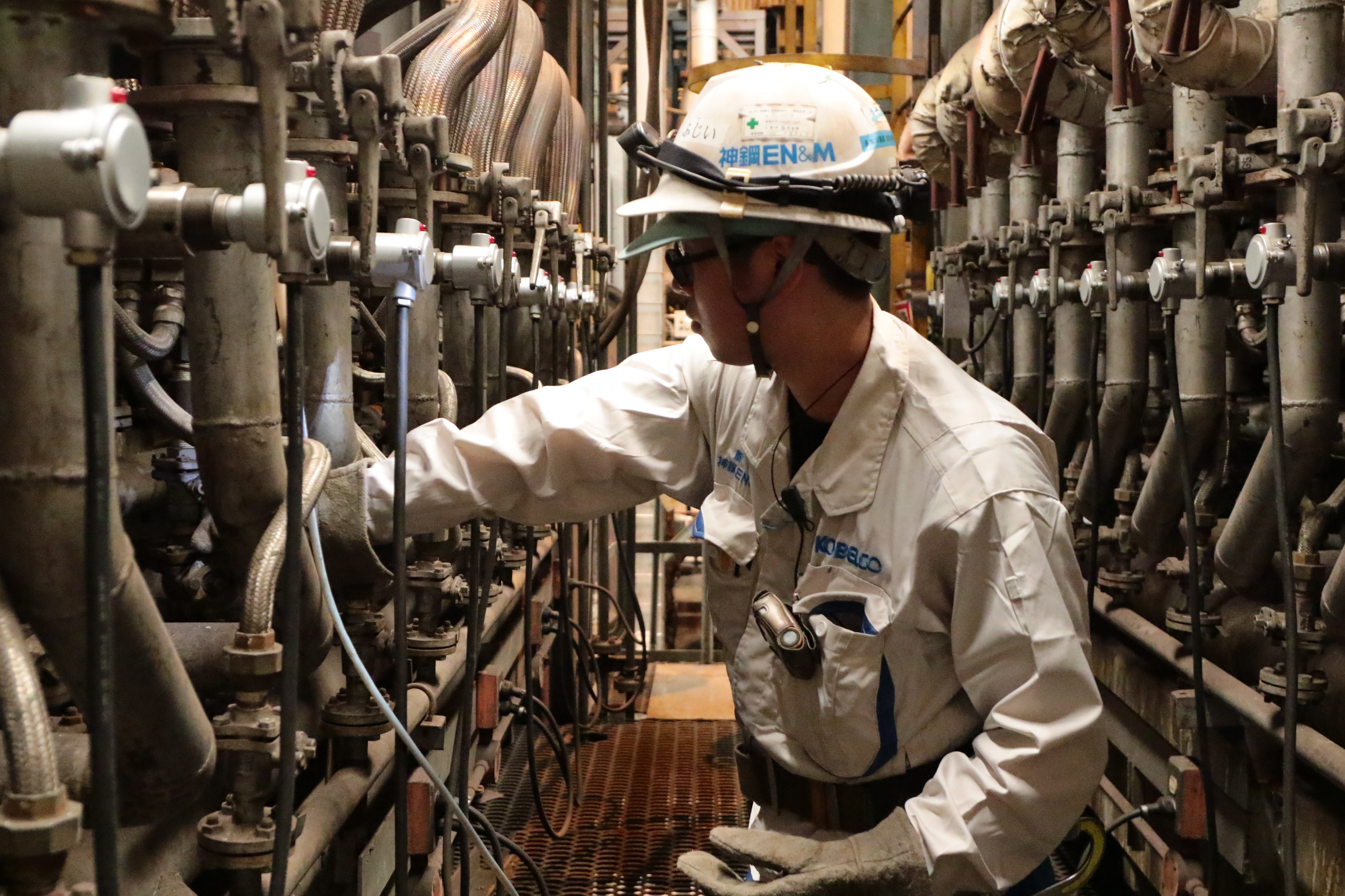 製鉄所ならびに発電所が24時間・365日問題なく動くよう整備、点検をする仕事と各工事が安全かつ計画的に行えるように管理をする仕事です。