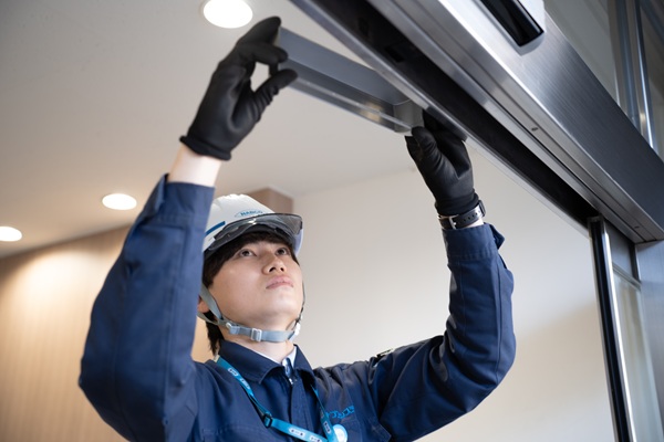 自動ドアの取り付けやメンテナンス、古くなった部品の交換を行う仕事