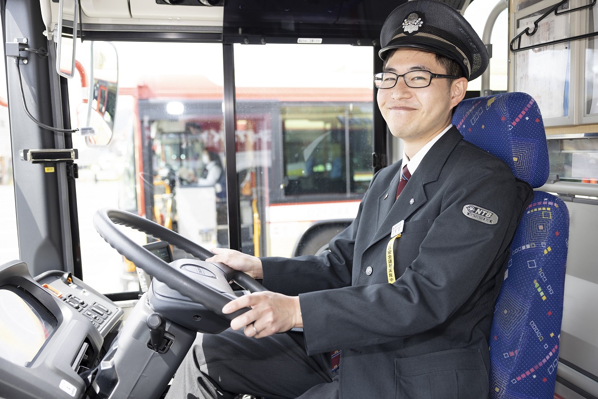 大きなバスを運転し、お客様に安全・快適を提供します