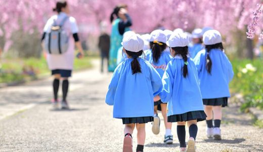 幼稚園教諭になるために必要な資格は？仕事内容や将来性、進路の選び方を解説